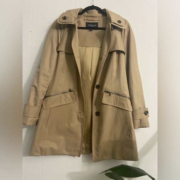 LONDON FOG HOODED TRENCH COAT- XS TAN IN EXCELLENT CONDITION. BUTTON DOWN/BELTED - Picture 2 of 6